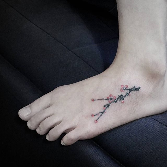 tattoo feminin pour pied 99