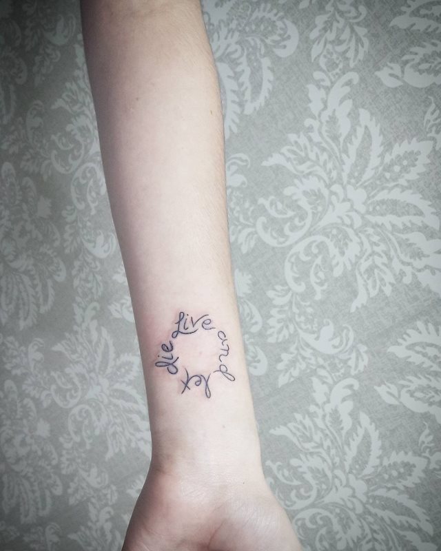 tattoo feminin pour poignet 32