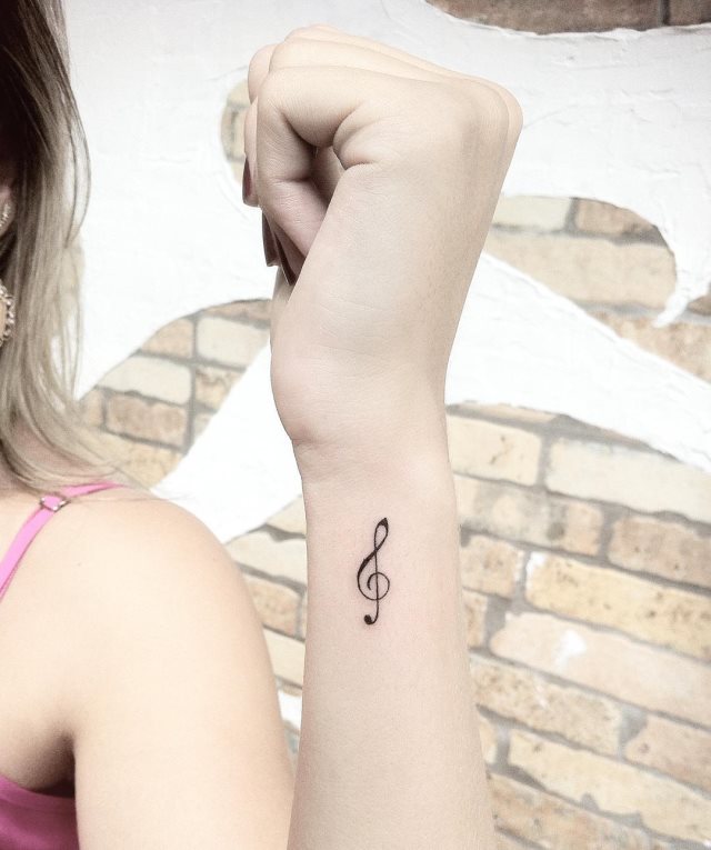 tattoo feminin pour poignet 47