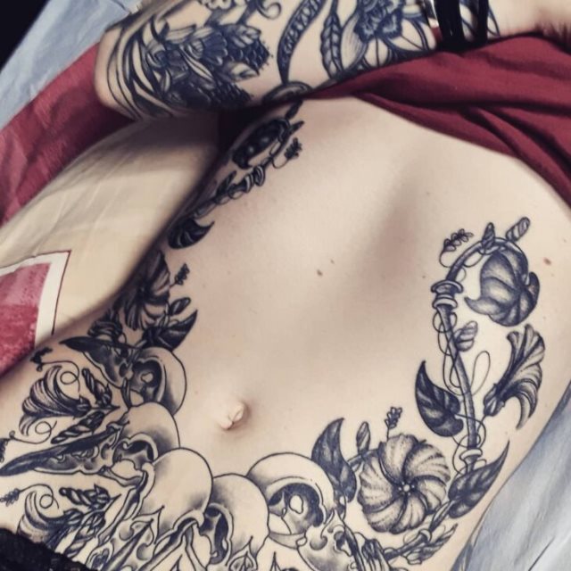 tattoo feminin pour ventre 30