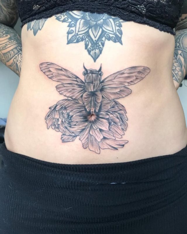 tattoo feminin pour ventre 39