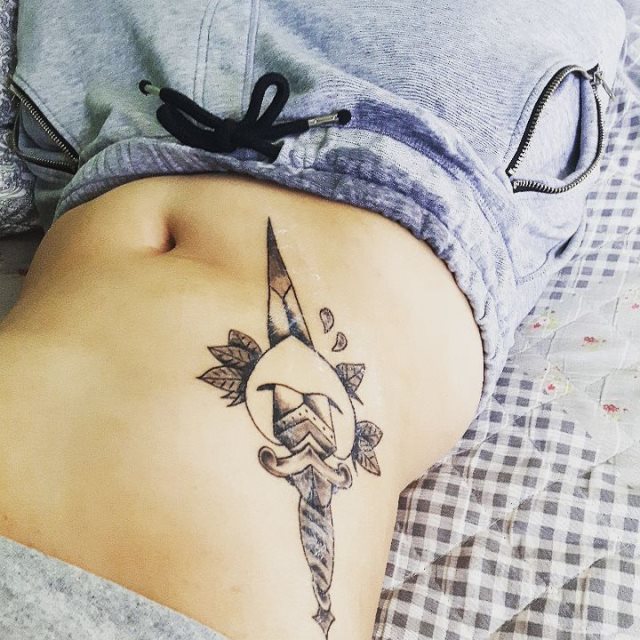 tattoo feminin pour ventre 47