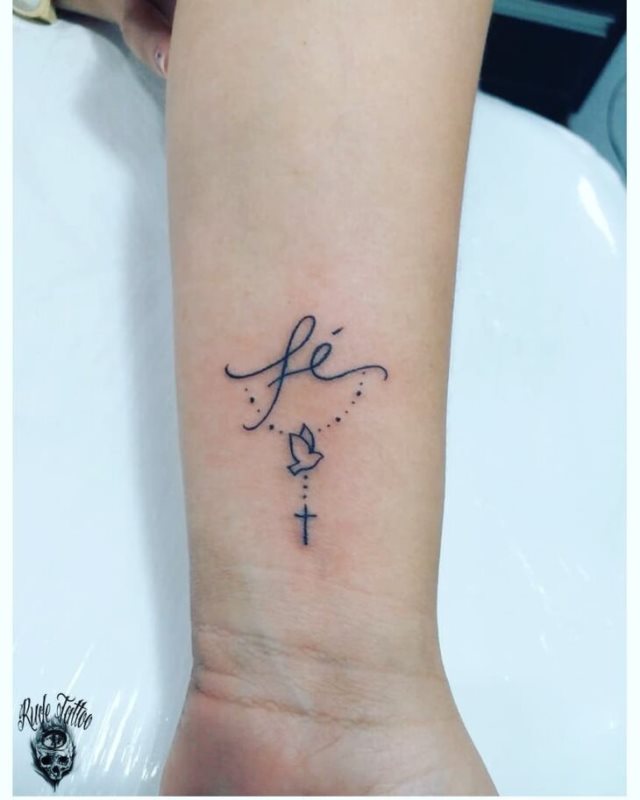 tattoo feminin religieux 28