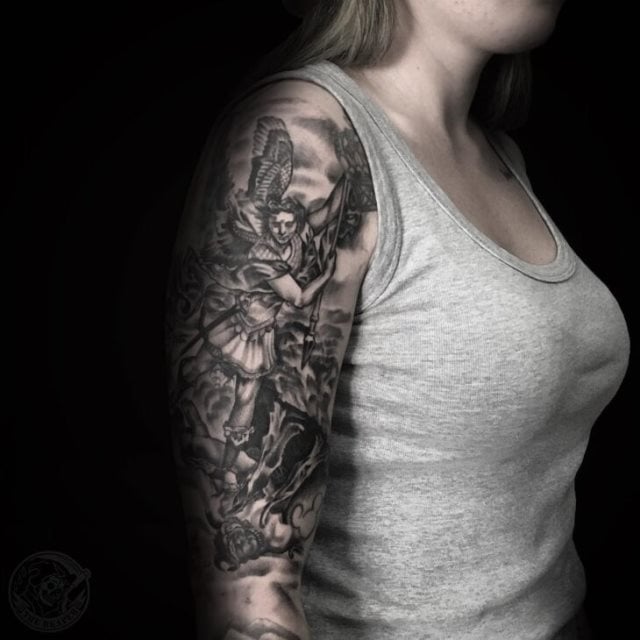 tattoo feminin religieux 36