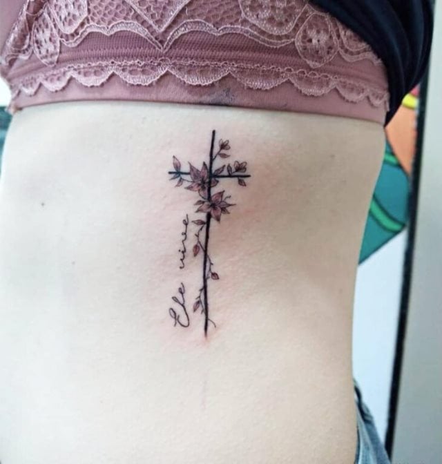 tattoo feminin religieux 51
