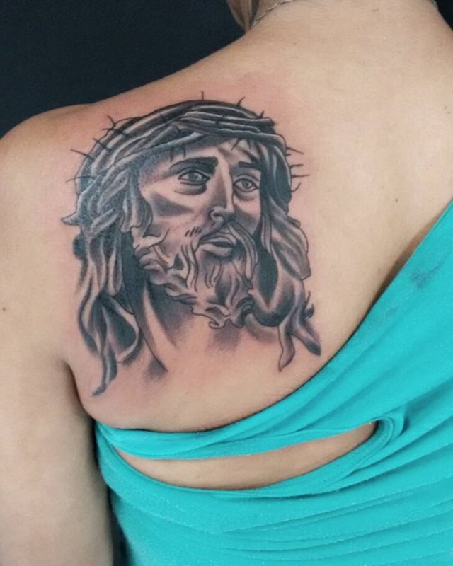 tattoo feminin religieux 62