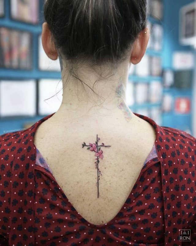 tattoo feminin religieux 63