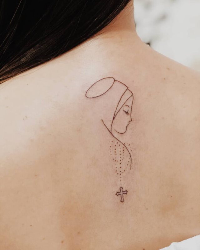tattoo feminin religieux 68