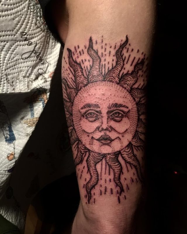 tattoo feminin soleil 06