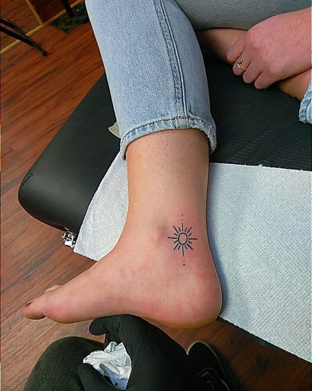 tattoo feminin soleil 08