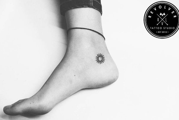 tattoo feminin soleil 09