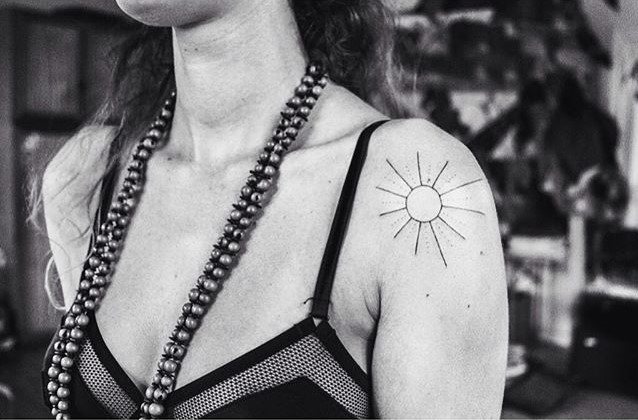 tattoo feminin soleil 24