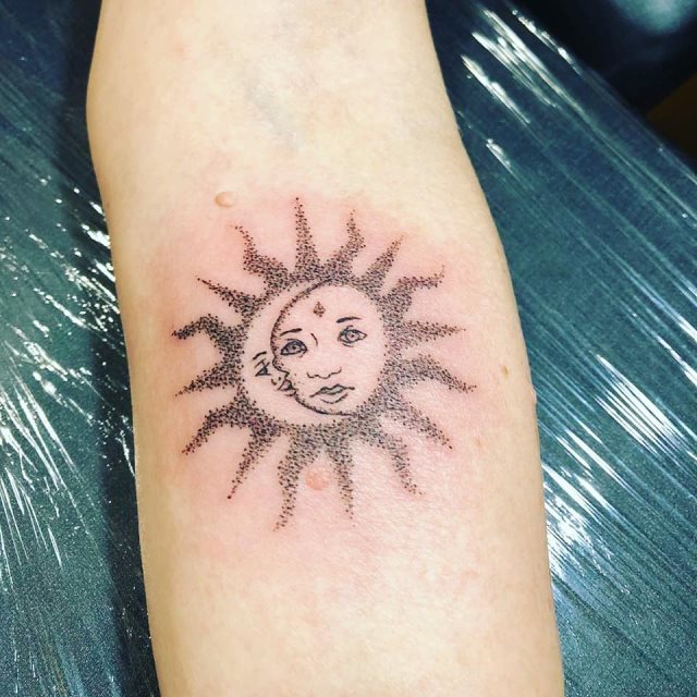 tattoo feminin soleil et la lune 106