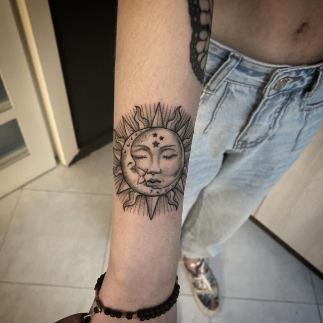 tattoo feminin soleil et la lune 11