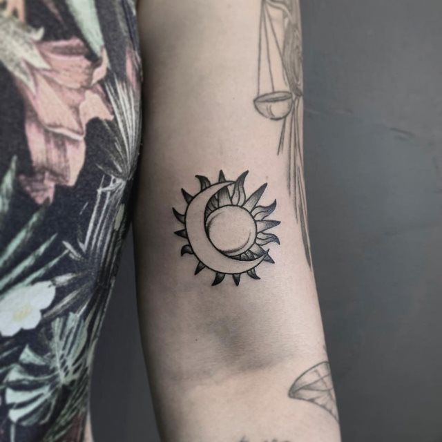 tattoo feminin soleil et la lune 67