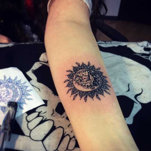 tattoo feminin soleil et la lune 68