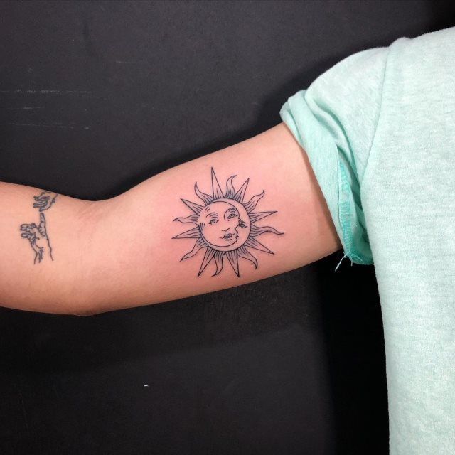 tattoo feminin soleil et la lune 70