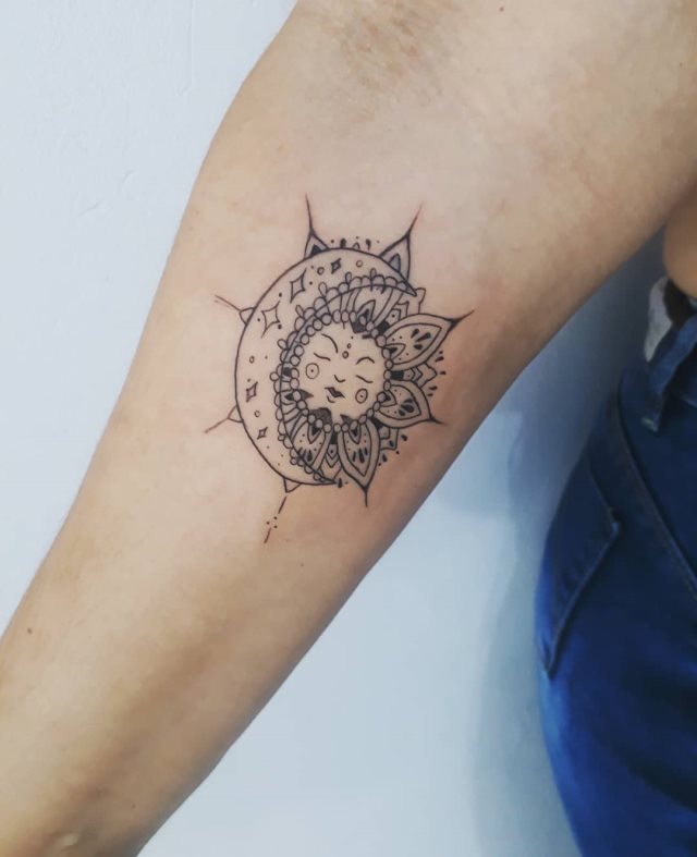 tattoo feminin soleil et la lune 72