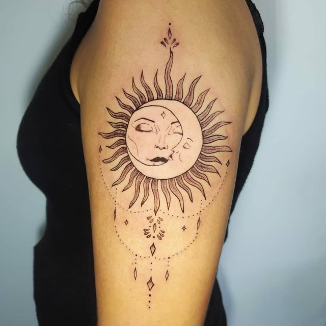 tattoo feminin soleil et la lune 76