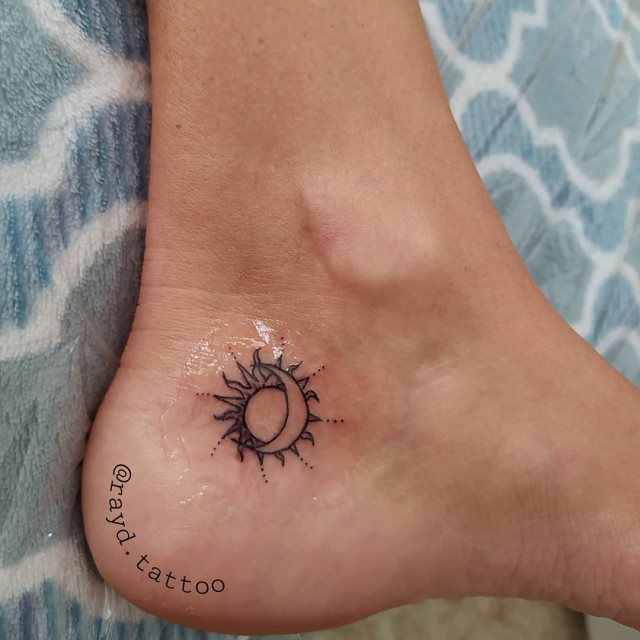 tattoo feminin soleil et la lune 81