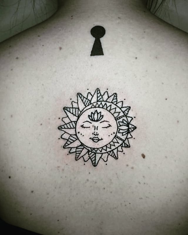 tattoo feminin soleil et la lune 83
