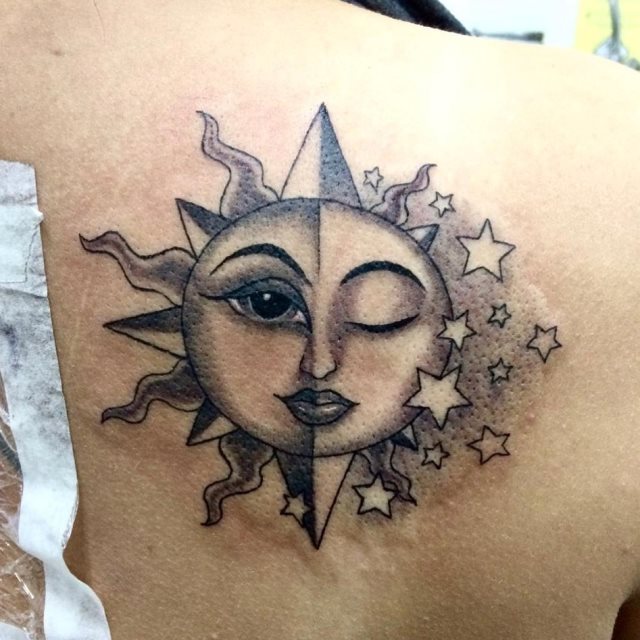 tattoo feminin soleil et la lune 88
