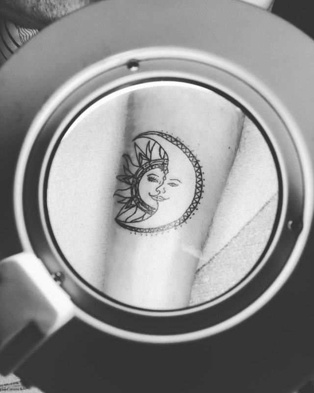 tattoo feminin soleil et la lune 99