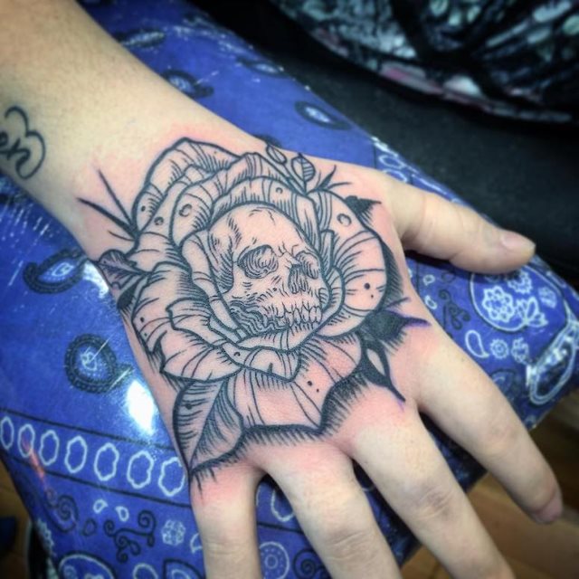 tattoo feminin tete de mort 101