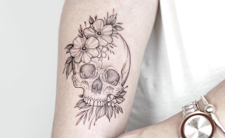 tattoo feminin tete de mort 111