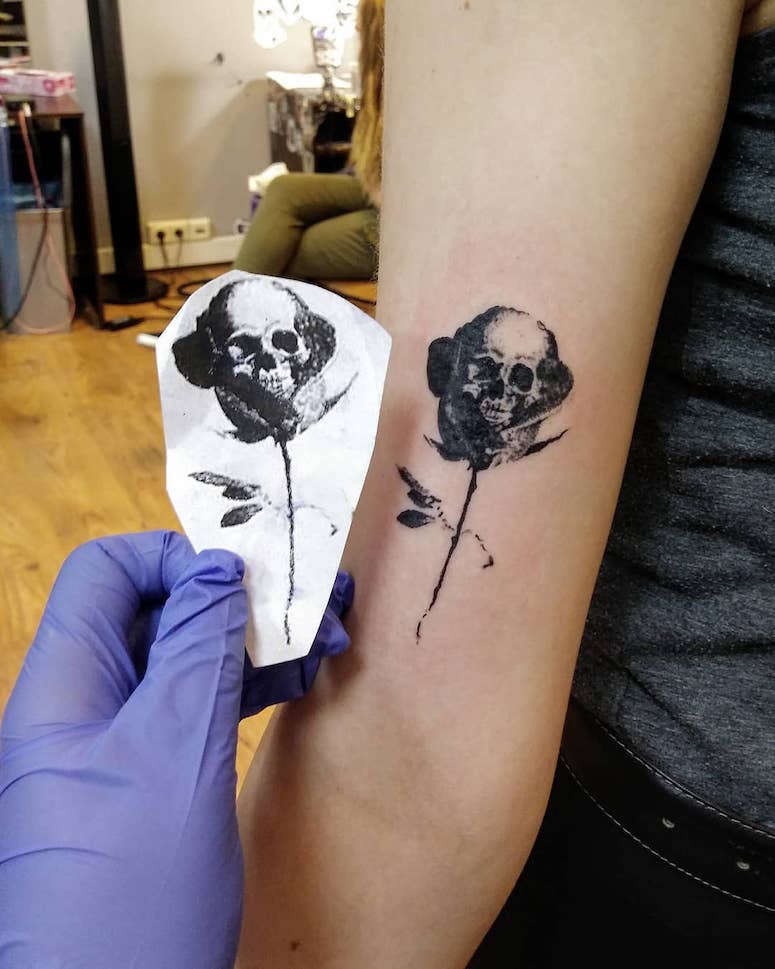 tattoo feminin tete de mort 13