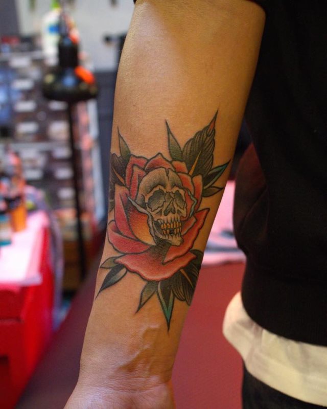 tattoo feminin tete de mort 14