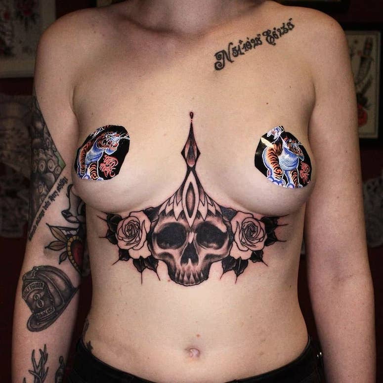 tattoo feminin tete de mort 19