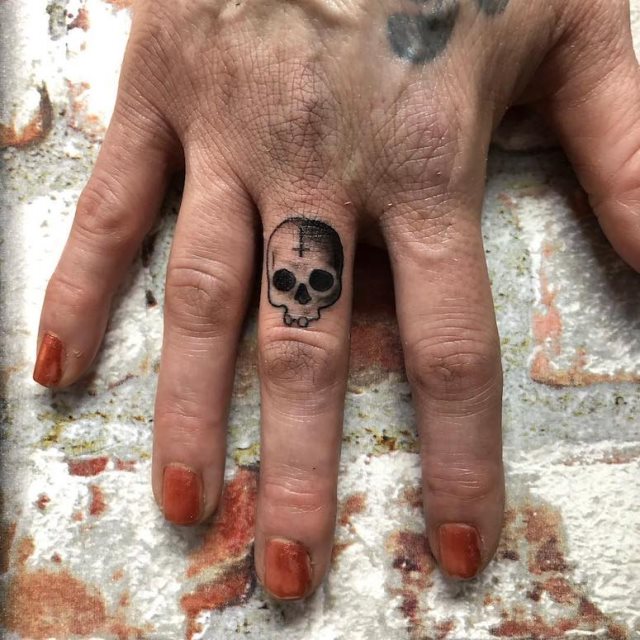 tattoo feminin tete de mort 25