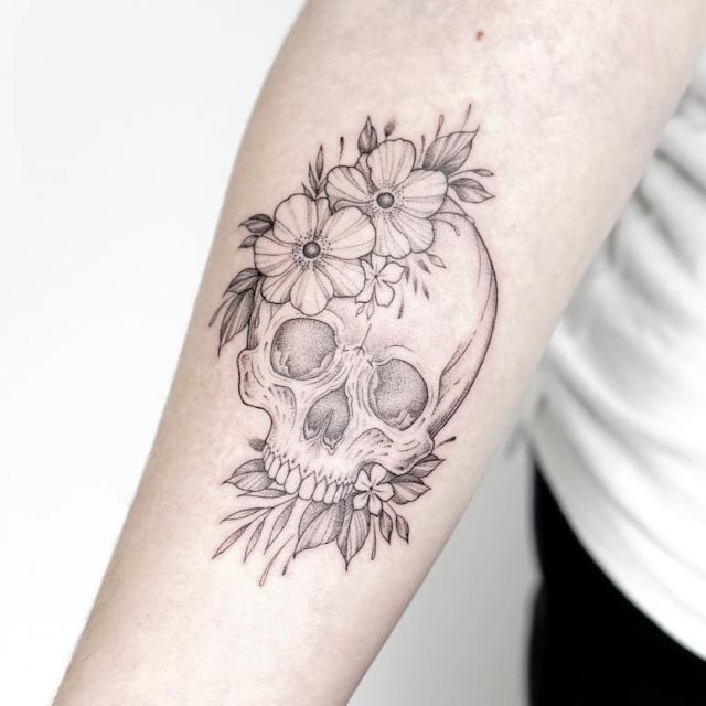 tattoo feminin tete de mort 40
