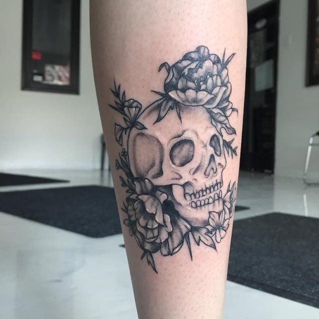 tattoo feminin tete de mort 49