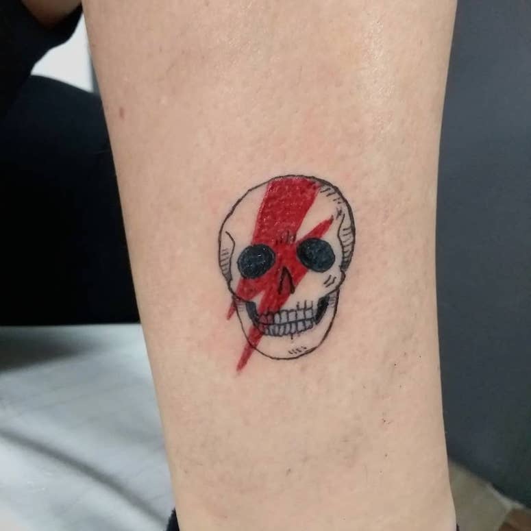 tattoo feminin tete de mort 60