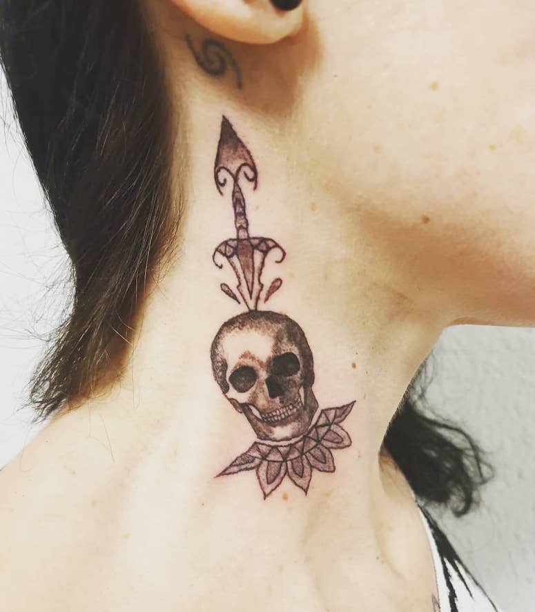 tattoo feminin tete de mort 63