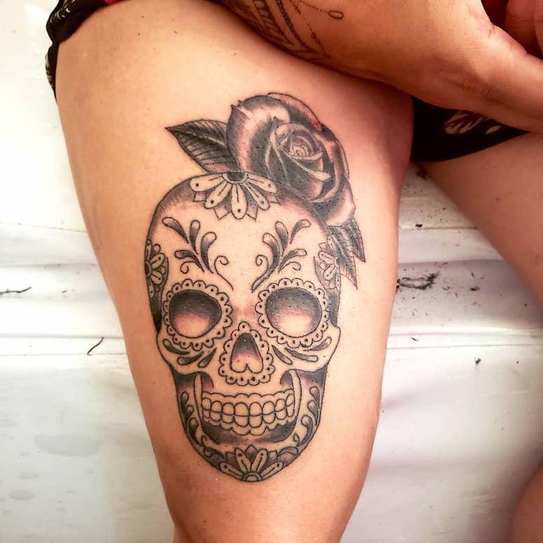 tattoo feminin tete de mort 67