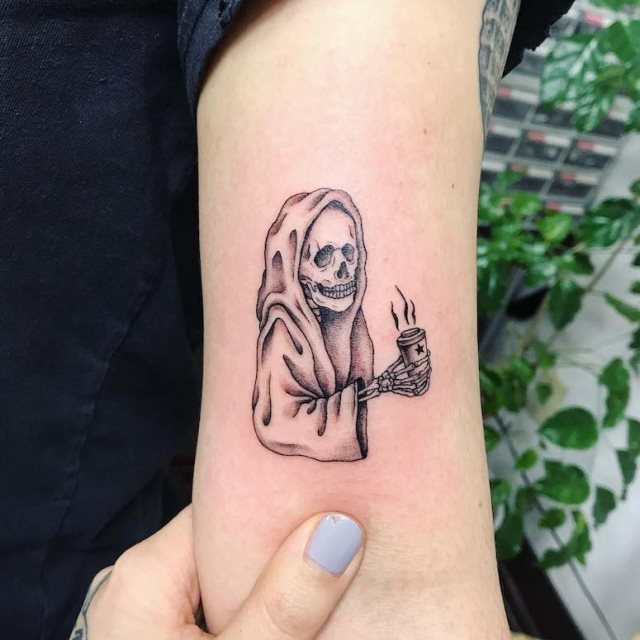 tattoo feminin tete de mort 70