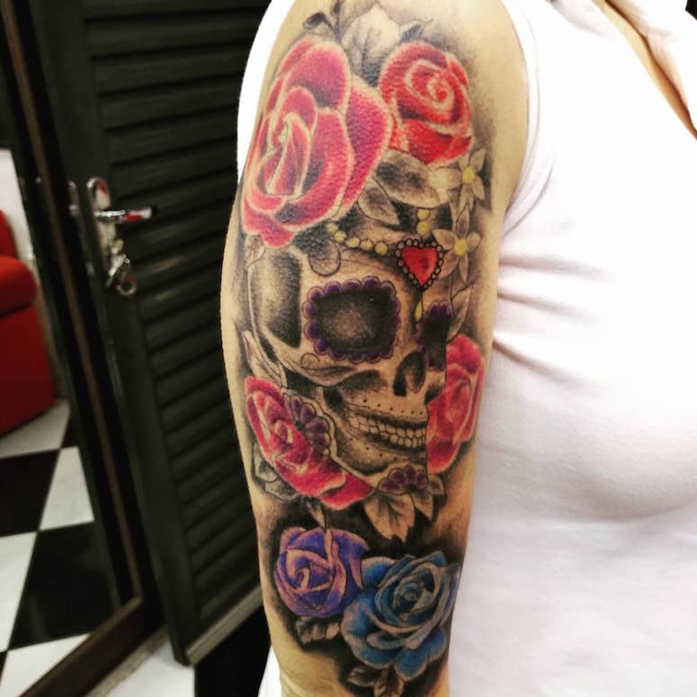 tattoo feminin tete de mort 74
