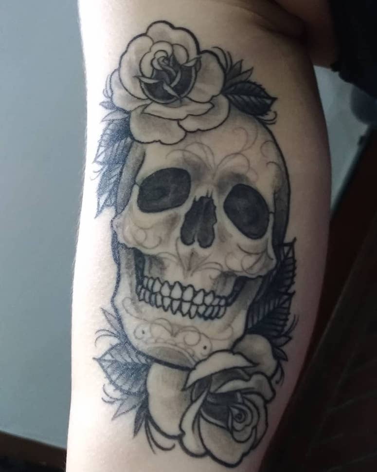tattoo feminin tete de mort 77