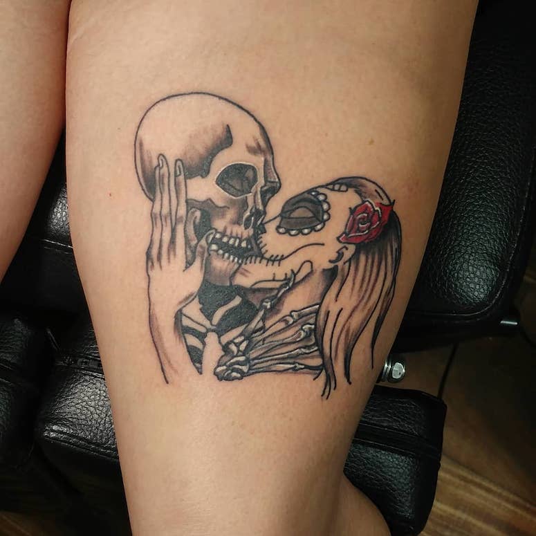 tattoo feminin tete de mort 83