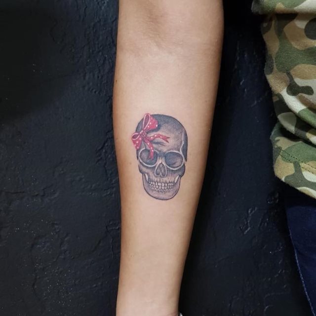 tattoo feminin tete de mort 84