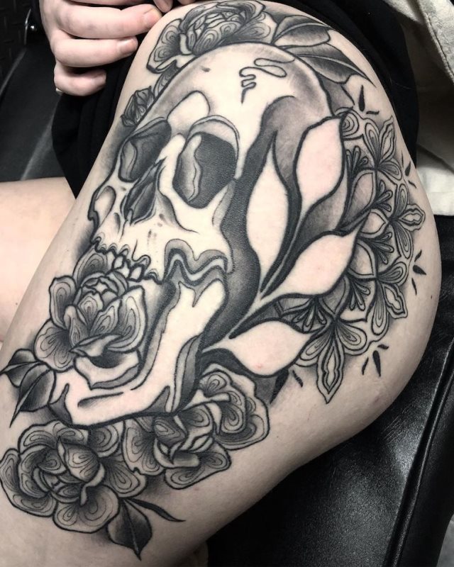 tattoo feminin tete de mort 85