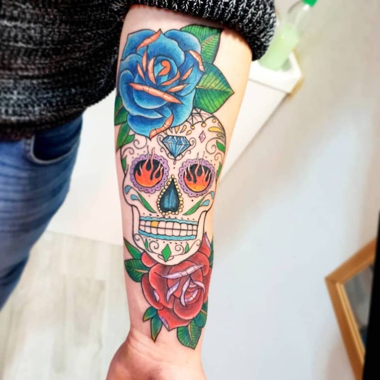 tattoo feminin tete de mort 88