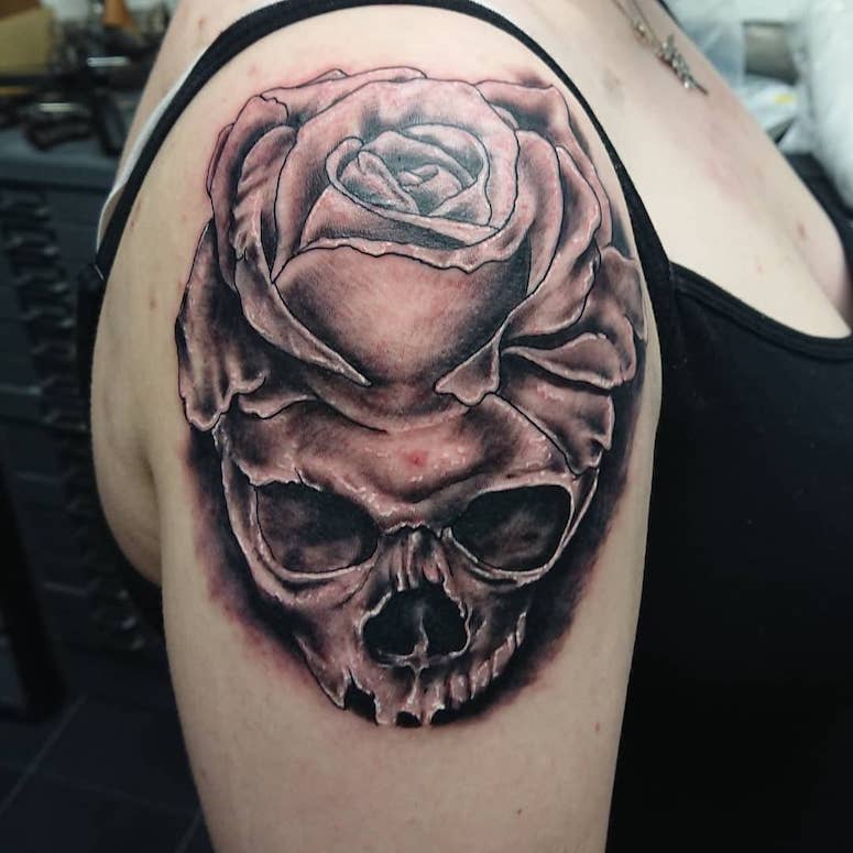 tattoo feminin tete de mort 91