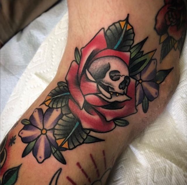 tattoo feminin tete de mort 92