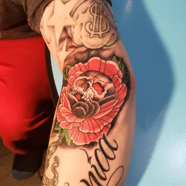 tattoo feminin tete de mort 95