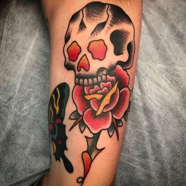 tattoo feminin tete de mort 97
