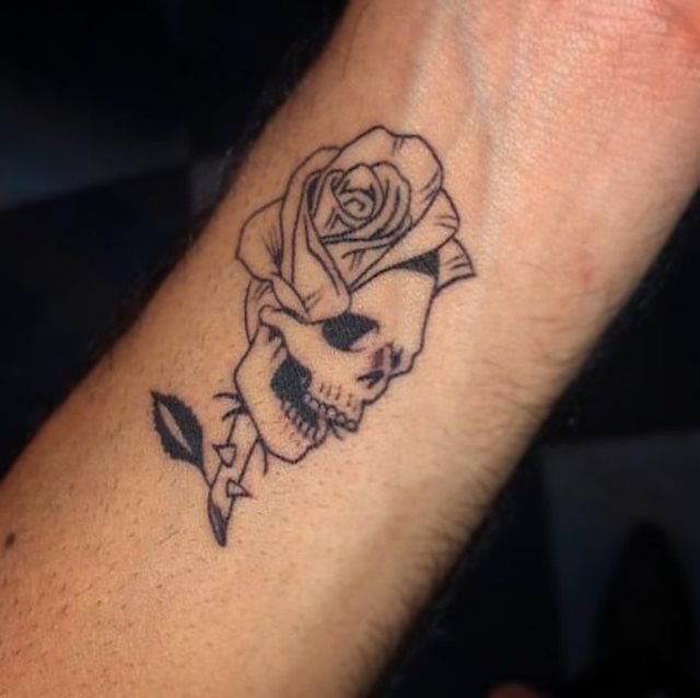 tattoo feminin tete de mort 98